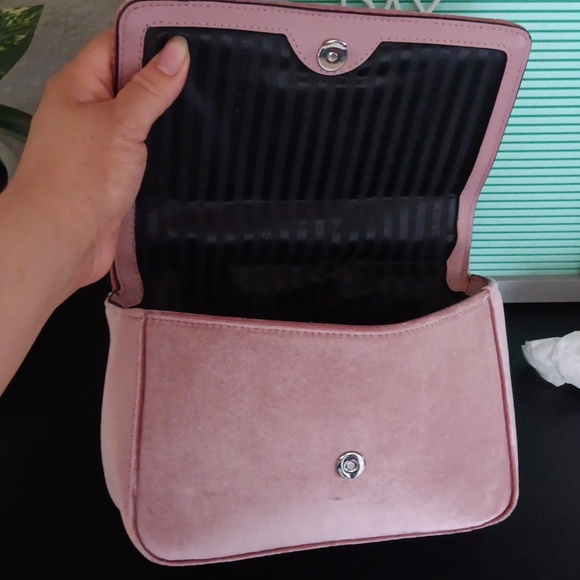 Nwt Victoria's Scret Pink Velvet Purse with Chain Strap - Picture 4 of 8